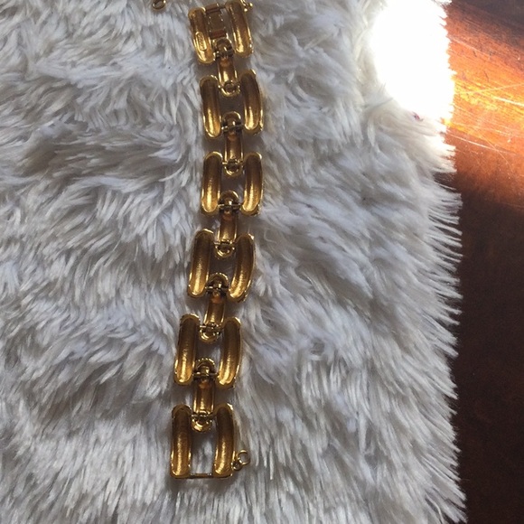 Gold tone 7 1/2” braclet by Monet - Picture 7 of 8